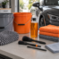 Kit ordenado con baldes, microfibras, guante y cepillos de detailing