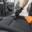 Limpieza delicada de una costura del asiento con cepillo suave